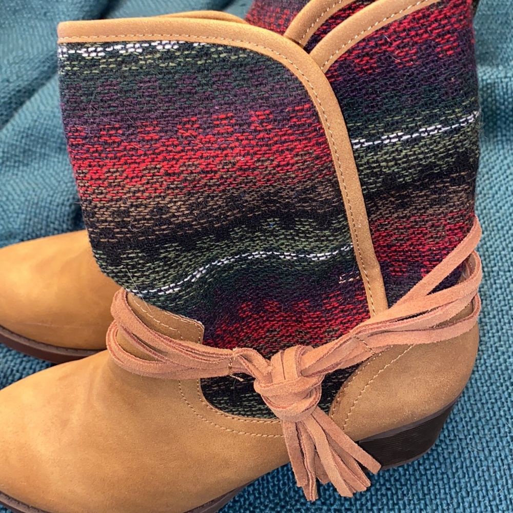 EUC suede and blanket bootie.  Rubber sole and heel for comfort! Size 9